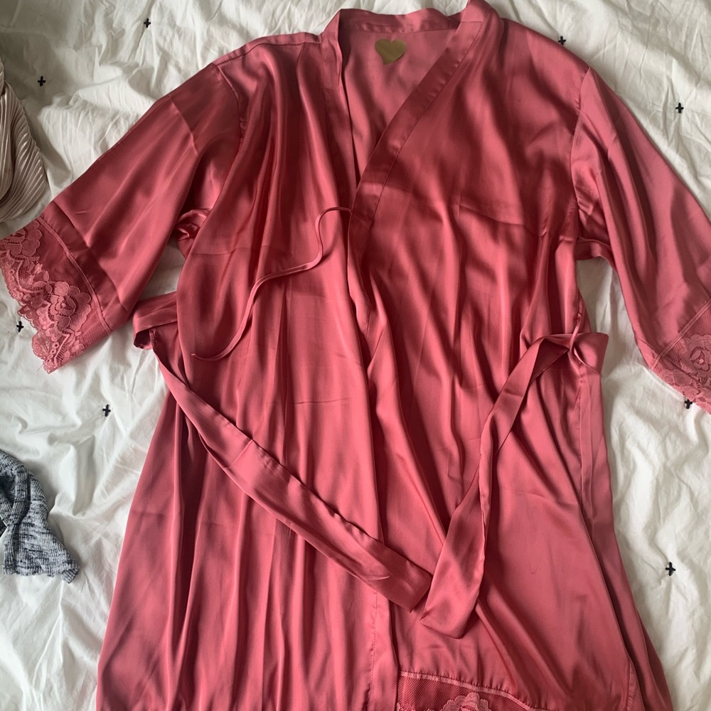 Silk pink robe with trimmed lace
